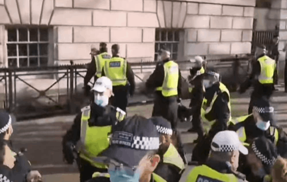 PANIKA U LONDONU: Evakuisan TRAFALGAR SKVER zbog SUMNJIVOG PAKETA